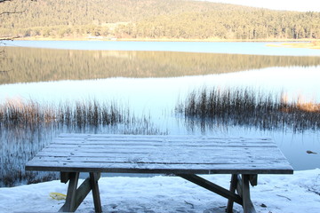 göl kenarındaki masa