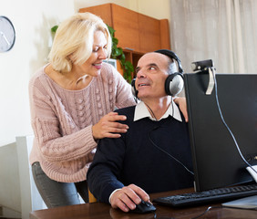 Pensioner sitting together at the computer