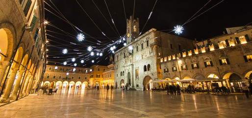 Panoramica di Piazza del Popolo ad Ascoli Piceno
