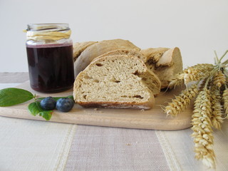 Wurzelbrot und Blaubeermarmelade