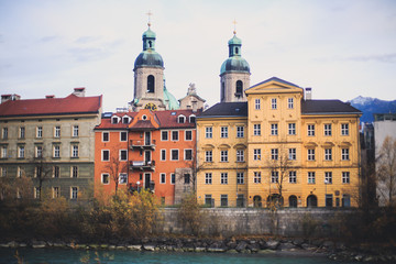 Obraz premium Piękny super szerokokątny widok z lotu ptaka na Innsbruck w Austrii z panoramą, górami Alp i scenerią za miastem oraz rzeką Inn