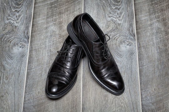 classic business men's boots made of leather