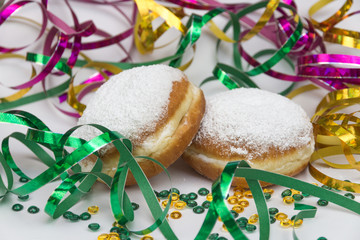 Krapfen mit bunten Luftschlangen