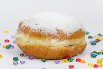 Berliner mit Puderzucker und Streudekoration