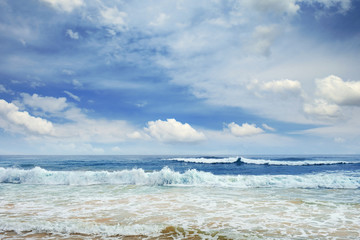 Fototapeta premium Ocean waves and blue sky