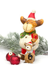 Weihnachtszeit Elch mit Christbaumkugeln im Schnee