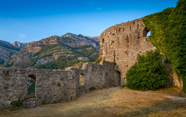 Fototapeta na wymiar Old fortress walls and mountain range