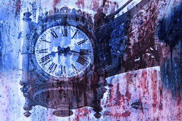 Старинные антикварные часы на фиолетовом синем фоне (двойная экспозиция)
