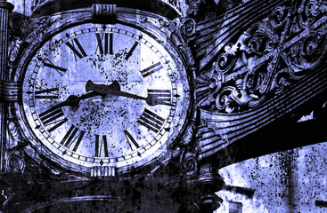 Старинные антикварные часы на черно-белом фоне (двойная экспозиция)
