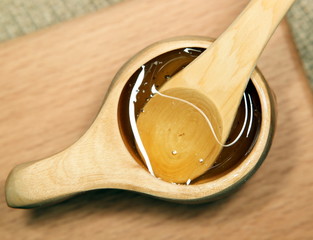 мед в деревянной чаше