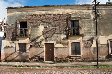 Casa de pueblo descuidada.