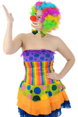 Clown in Kostüm zu Karneval, Fasching oder Fastnacht zeigt zur Präsentation