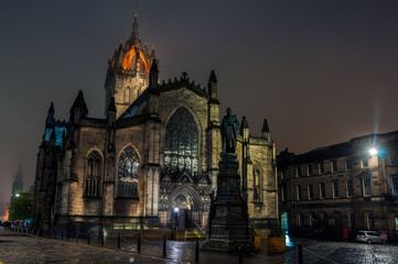 Fototapeta na wymiar St Giles Cathedral at night in Edinburgh
