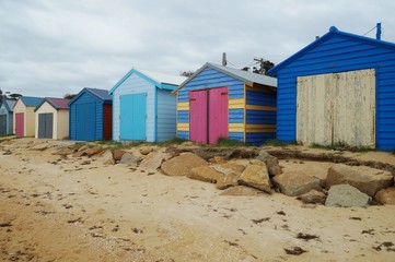 Obraz na płótnie Canvas Colorful beach cabins in the Mornington Peninsula near Melbourne in Australia