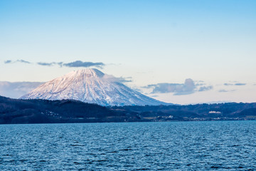 洞爺湖温泉と羊蹄山の雪景色