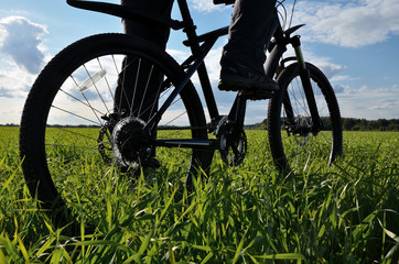 Fototapeta na wymiar mountain bike on a background of the blue sky