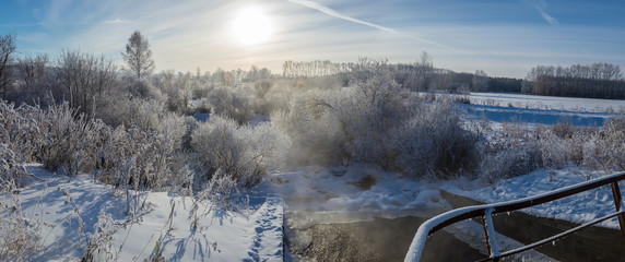 зимняя панорама заснеженного леса с замерсшим ручьем, Россия, Урал  © 7ynp100