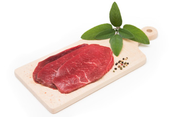 Filetto di manzo fresco su tagliere in legno