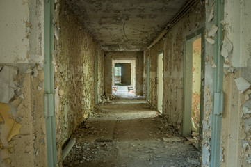 Obraz premium creepy hallway in a ruin