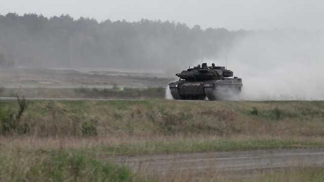 Kampfpanzer rollt 