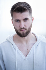 Obraz premium Sportlicher junger Mann mit Vollbart 