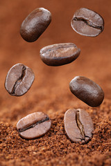Fliegende Kaffeebohnen mit gemahlenem Kaffee Bohnen fliegen