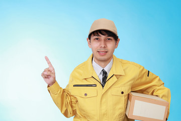 指示する笑顔の宅配人