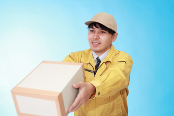 荷物を運ぶ笑顔の宅配人