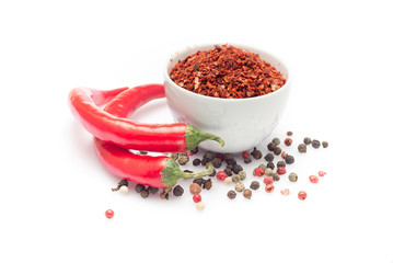 Beyaz zemin üzerinde kırmızı biber
