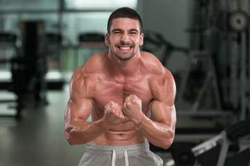 Obraz na płótnie Canvas Detail Of A Bodybuilder Posing In The Gym