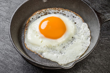 鉄フライパンと目玉焼き Iron fry pan and fried egg