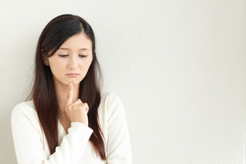 憂鬱な表情の女性