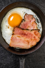 スキレットの厚切りベーコンエッグ　 Bacon and eggs and iron fry pan