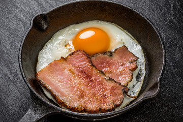 スキレットの厚切りベーコンエッグ　 Bacon and eggs and iron fry pan