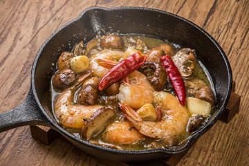 えびのアヒージョ (ajillo)Shrimp with garlic and olive oil