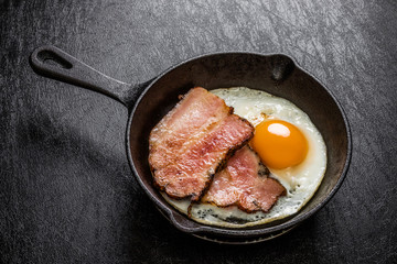 スキレットの厚切りベーコンエッグ　 Bacon and eggs and iron fry pan