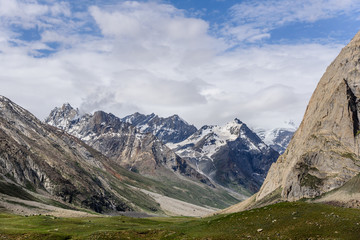 Fototapeta na wymiar Adventure way and View of Zanskar Valley around Padum villange a
