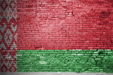 Ziegelsteinmauer mit Flagge Weißrussland
