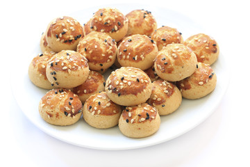 Sesame cookies on the plate .