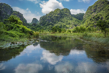 Fototapeta na wymiar Mountains reflected in the water