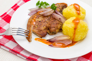 Fried calf's liver with shallots, dumplings
