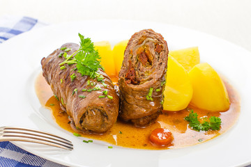 Cutting roulades beef with vegetable filling