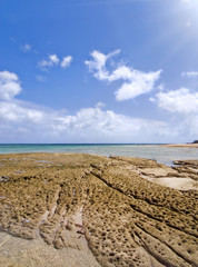 ■日本の沖縄諸島にある小浜島のはいむるビーチ。夏の太陽の青い空の下で、このビーチはターコイズブルーの澄んだ水と大きなオレンジ色のサンゴ石の美しい色を提供しています。