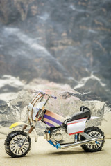 Spielzeug Motorrad aus Blech auf Sandpiste
