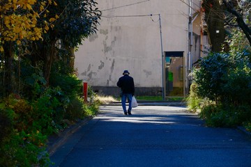 古いアパートに住む老人