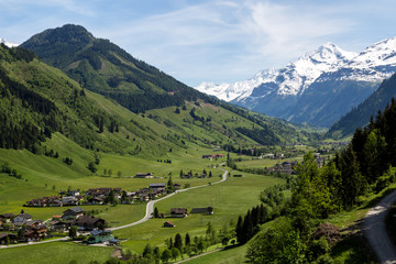 ein kleines Dorf in einem Tal umgeben von Bergen
