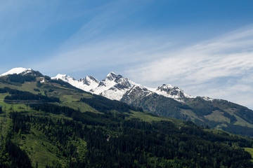 Fototapeta na wymiar ein schneebedeckter Berg und ein Wald in Österreich