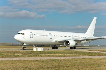 White passenger plane on runway - obrazy, fototapety, plakaty