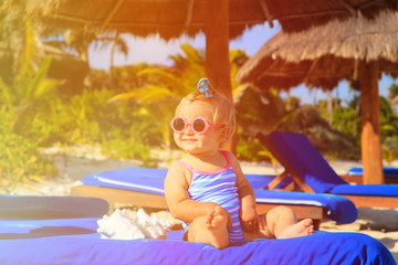 Obraz na płótnie Canvas cute little girl with seashells on summer beach
