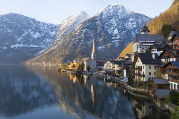 Fototapeta premium View of city with lake and mountains of Hallstatt, Austria